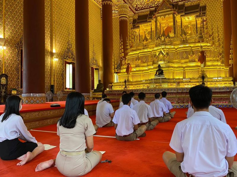 กิจกรรมทำบุญตักบาตรในช่วงเช้า ณ วัดเทพศิรินทราวาส