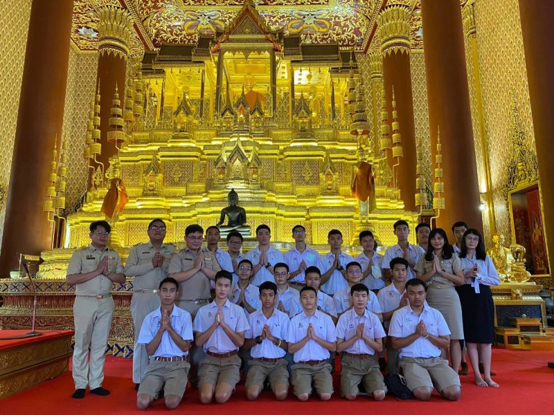กิจกรรมทำบุญตักบาตรในช่วงเช้า ณ วัดเทพศิรินทราวาส