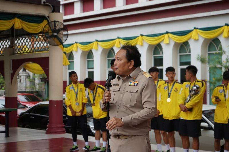 พิธีแสดงความยินดีแก่ ทีมฟุตบอลโรงเรียนเทพศิรินทร์  ในการคว้าแชมป์รายการฟุตบอล 7 คน แชมป์กีฬา 7 สี 