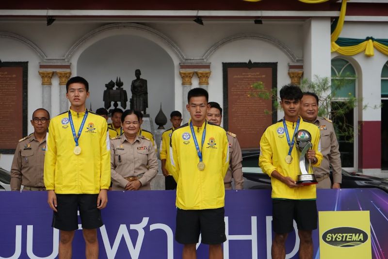 พิธีแสดงความยินดีแก่ ทีมฟุตบอลโรงเรียนเทพศิรินทร์  ในการคว้าแชมป์รายการฟุตบอล 7 คน แชมป์กีฬา 7 สี 
