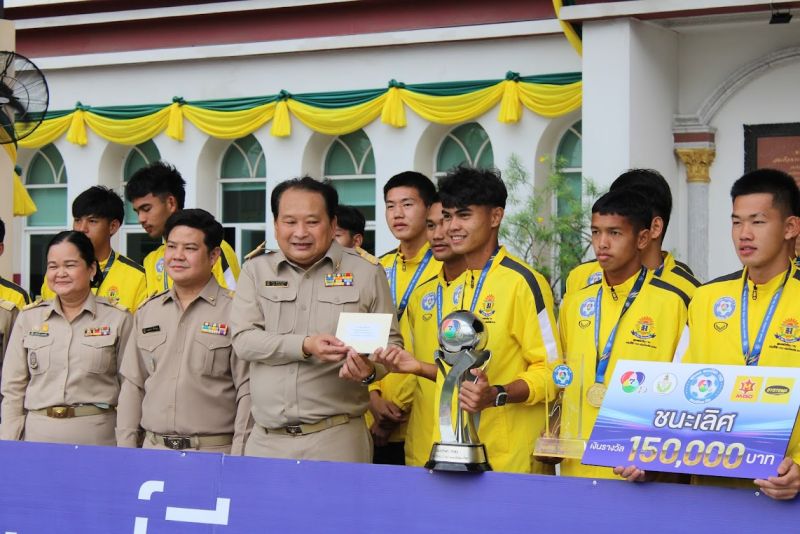 พิธีแสดงความยินดีแก่ ทีมฟุตบอลโรงเรียนเทพศิรินทร์  ในการคว้าแชมป์รายการฟุตบอล 7 คน แชมป์กีฬา 7 สี 