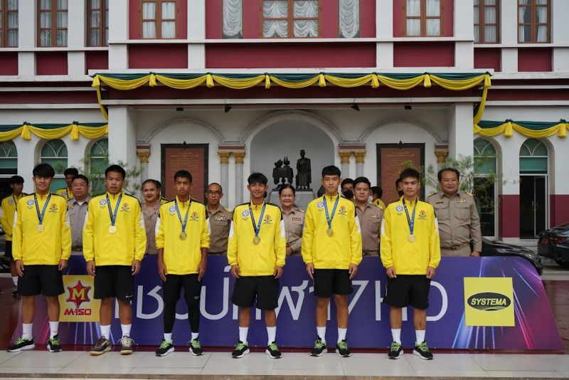 พิธีแสดงความยินดีแก่ ทีมฟุตบอลโรงเรียนเทพศิรินทร์  ในการคว้าแชมป์รายการฟุตบอล 7 คน แชมป์กีฬา 7 สี 