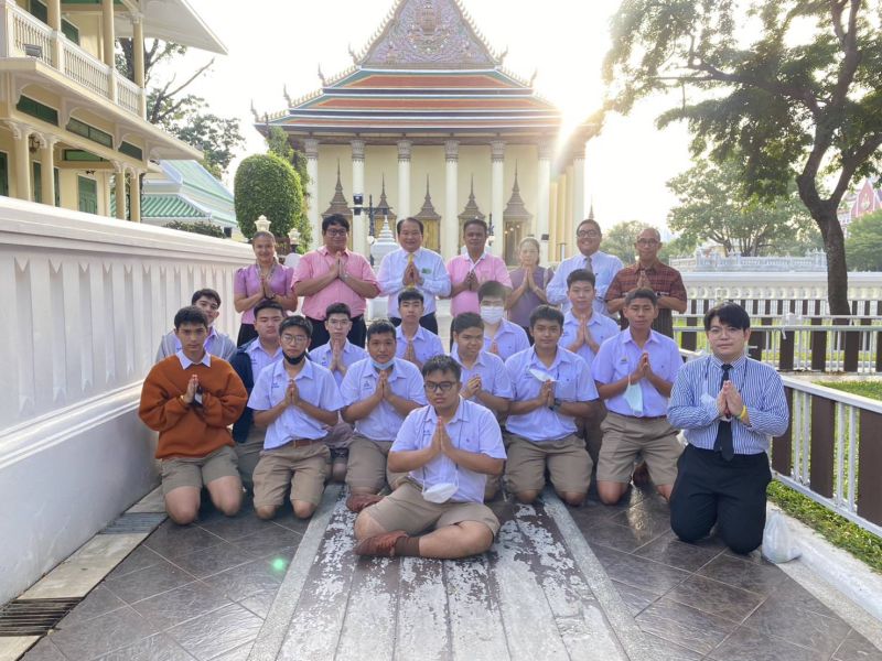 กิจกรรมทำบุญตักบาตรในช่วงเช้า ณ วัดเทพศิรินทราวาส