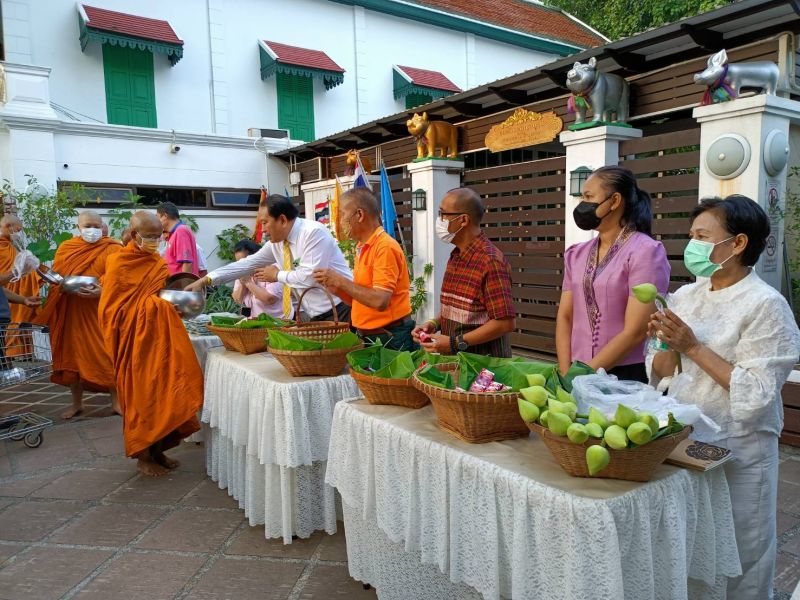 กิจกรรมทำบุญตักบาตรในช่วงเช้า ณ วัดเทพศิรินทราวาส