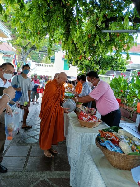 กิจกรรมทำบุญตักบาตรในช่วงเช้า ณ วัดเทพศิรินทราวาส