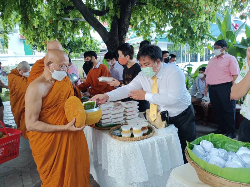 กิจกรรมทำบุญตักบาตรในช่วงเช้า ณ วัดเทพศิรินทราวาส
