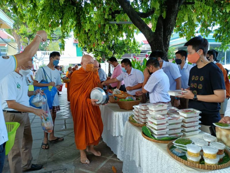 กิจกรรมทำบุญตักบาตรในช่วงเช้า ณ วัดเทพศิรินทราวาส