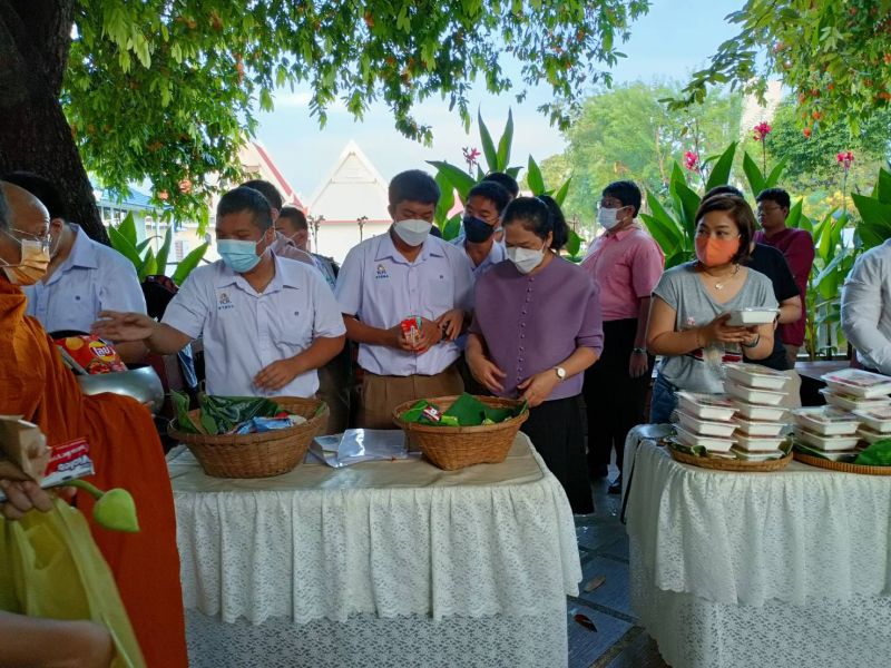 กิจกรรมทำบุญตักบาตรในช่วงเช้า ณ วัดเทพศิรินทราวาส