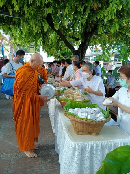 กิจกรรมทำบุญตักบาตรในช่วงเช้า ณ วัดเทพศิรินทราวาส