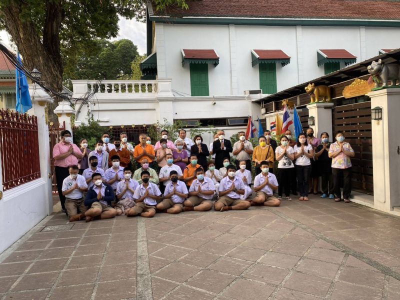 กิจกรรมทำบุญตักบาตรในช่วงเช้า ณ วัดเทพศิรินทราวาส