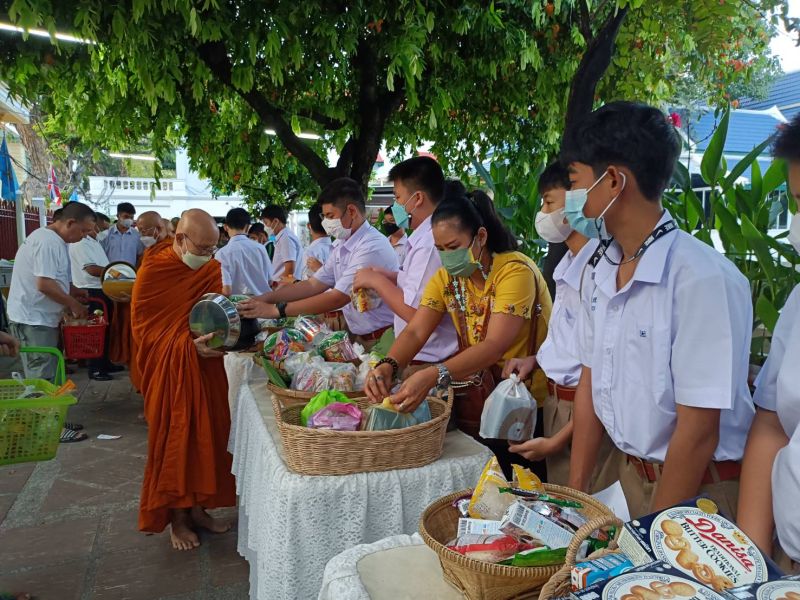 กิจกรรมทำบุญตักบาตรในช่วงเช้า ณ วัดเทพศิรินทราวาส