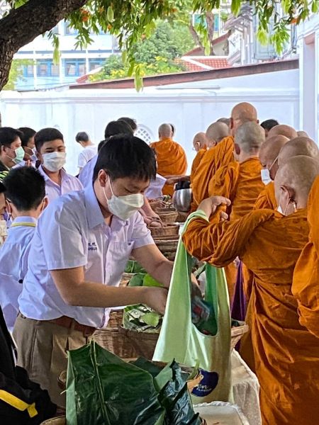 กิจกรรมทำบุญตักบาตรในช่วงเช้า ณ วัดเทพศิรินทราวาส