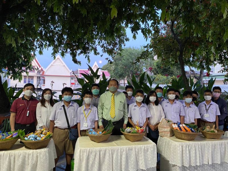 กิจกรรมทำบุญตักบาตรในช่วงเช้า ณ วัดเทพศิรินทราวาส