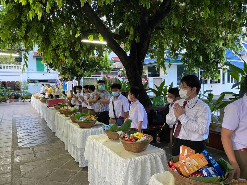 กิจกรรมทำบุญตักบาตรในช่วงเช้า ณ วัดเทพศิรินทราวาส