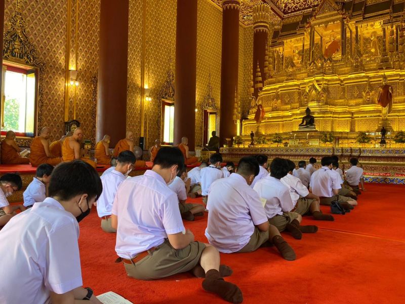 กิจกรรมทำบุญตักบาตรในช่วงเช้า ณ วัดเทพศิรินทราวาส