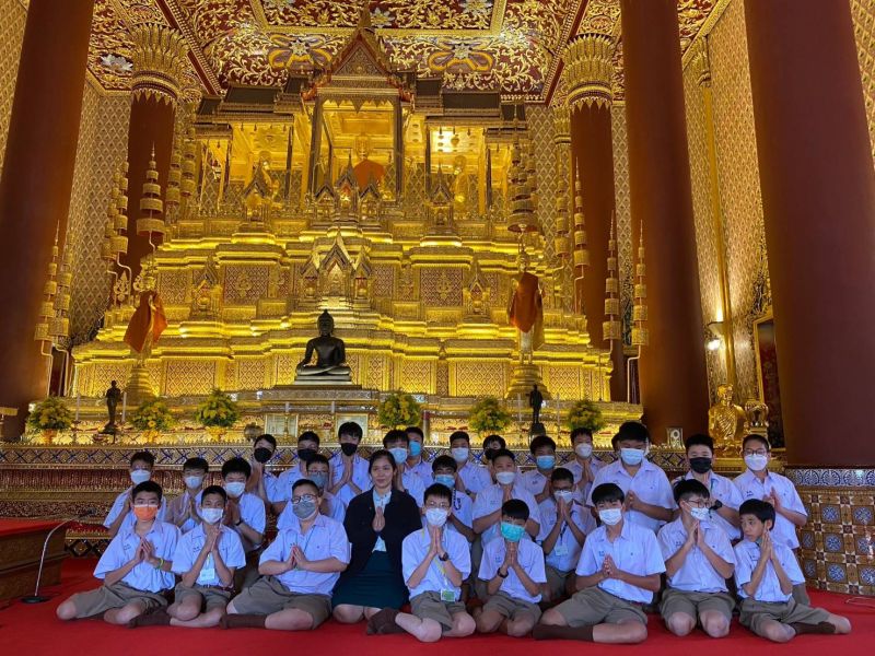 กิจกรรมทำบุญตักบาตรในช่วงเช้า ณ วัดเทพศิรินทราวาส