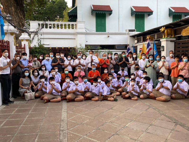 กิจกรรมทำบุญตักบาตรในช่วงเช้า ณ วัดเทพศิรินทราวาส