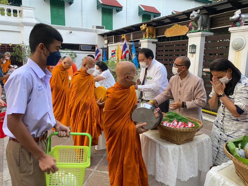 กิจกรรมทำบุญตักบาตรในช่วงเช้า ณ วัดเทพศิรินทราวาส