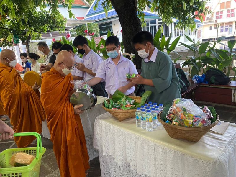 กิจกรรมทำบุญตักบาตรในช่วงเช้า ณ วัดเทพศิรินทราวาส