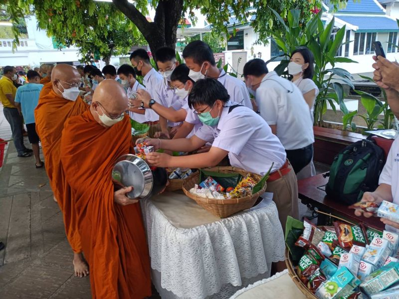 กิจกรรมทำบุญตักบาตรในช่วงเช้า ณ วัดเทพศิรินทราวาส