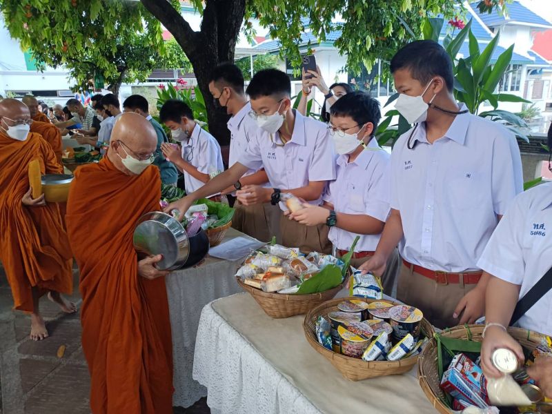 กิจกรรมทำบุญตักบาตรในช่วงเช้า ณ วัดเทพศิรินทราวาส