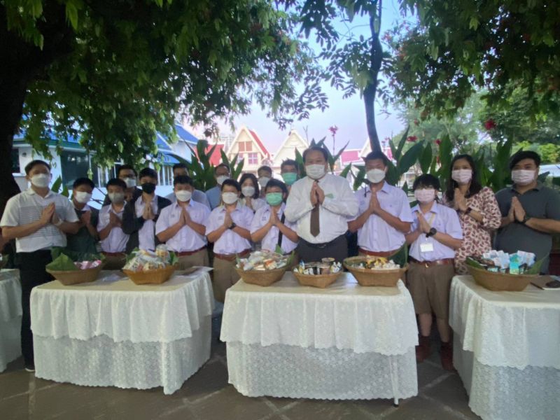 กิจกรรมทำบุญตักบาตรในช่วงเช้า ณ วัดเทพศิรินทราวาส