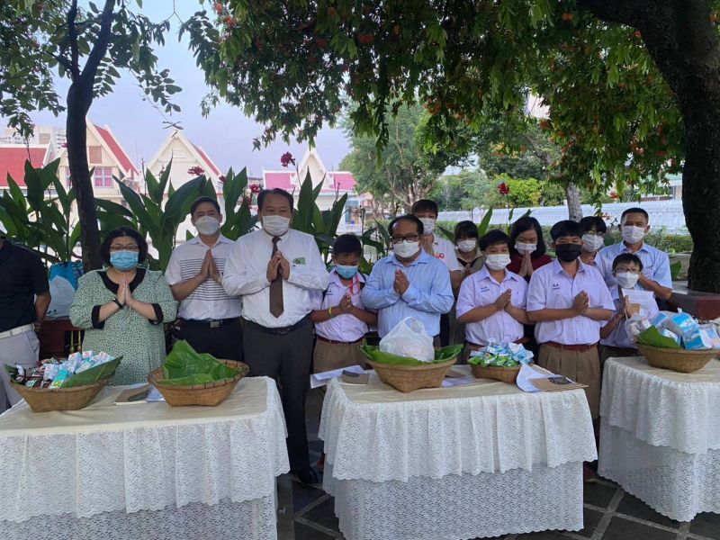 กิจกรรมทำบุญตักบาตรในช่วงเช้า ณ วัดเทพศิรินทราวาส