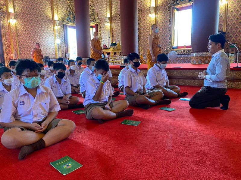 กิจกรรมทำบุญตักบาตรในช่วงเช้า ณ วัดเทพศิรินทราวาส