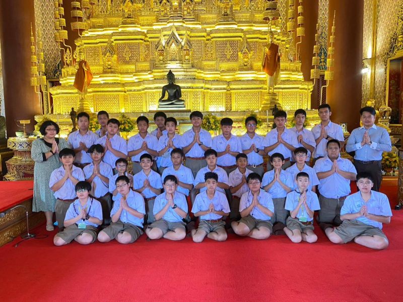 กิจกรรมทำบุญตักบาตรในช่วงเช้า ณ วัดเทพศิรินทราวาส