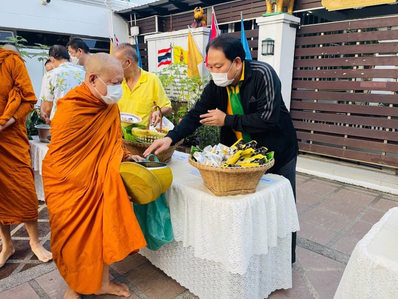 กิจกรรมทำบุญตักบาตรในช่วงเช้า ณ วัดเทพศิรินทราวาส