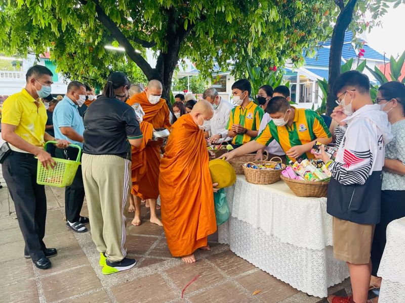 กิจกรรมทำบุญตักบาตรในช่วงเช้า ณ วัดเทพศิรินทราวาส