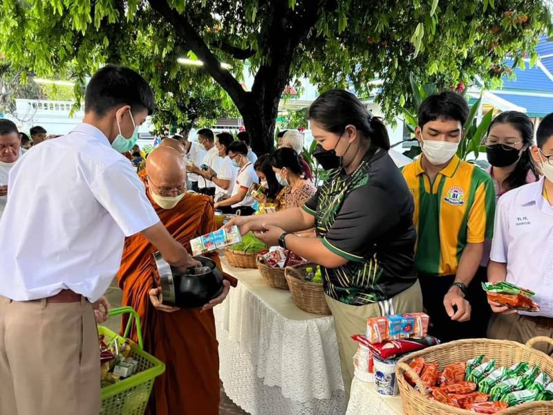 กิจกรรมทำบุญตักบาตรในช่วงเช้า ณ วัดเทพศิรินทราวาส
