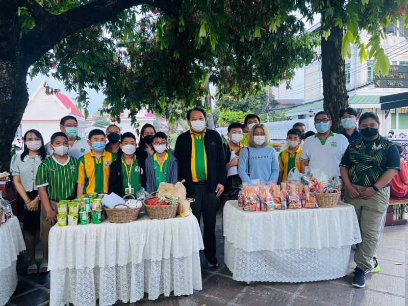 กิจกรรมทำบุญตักบาตรในช่วงเช้า ณ วัดเทพศิรินทราวาส