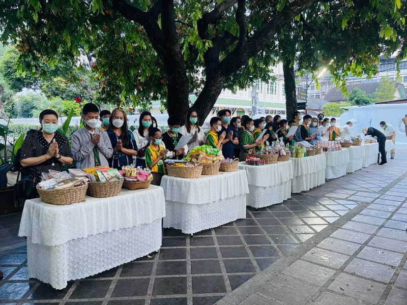 กิจกรรมทำบุญตักบาตรในช่วงเช้า ณ วัดเทพศิรินทราวาส