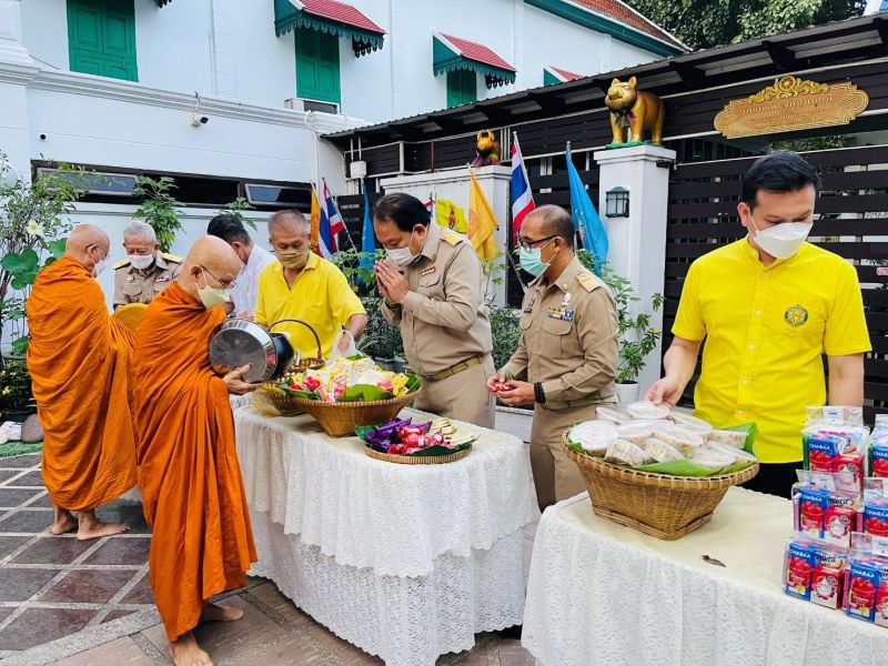 กิจกรรมทำบุญตักบาตรในช่วงเช้า ณ วัดเทพศิรินทราวาส