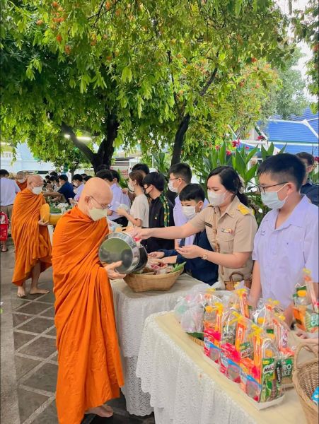 กิจกรรมทำบุญตักบาตรในช่วงเช้า ณ วัดเทพศิรินทราวาส