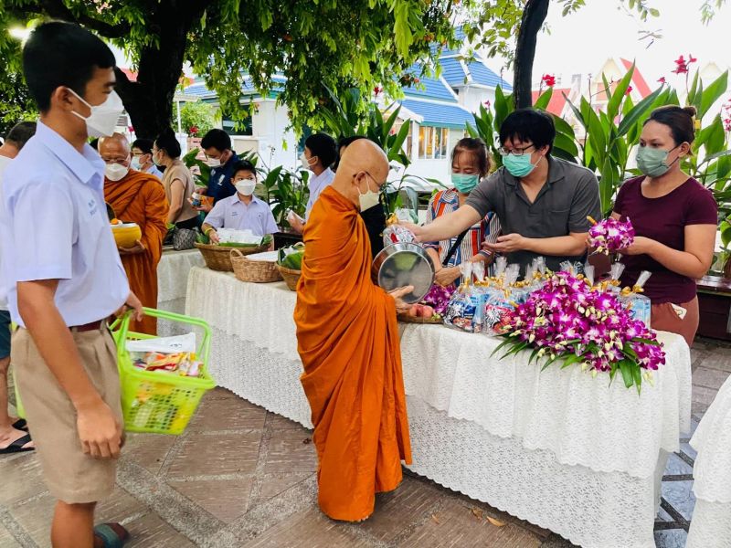 กิจกรรมทำบุญตักบาตรในช่วงเช้า ณ วัดเทพศิรินทราวาส