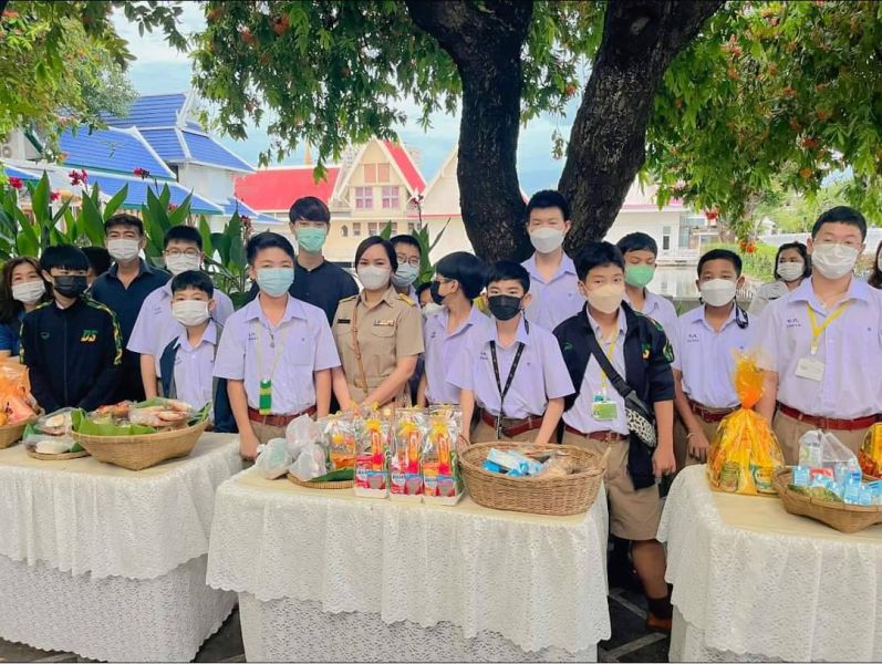 กิจกรรมทำบุญตักบาตรในช่วงเช้า ณ วัดเทพศิรินทราวาส