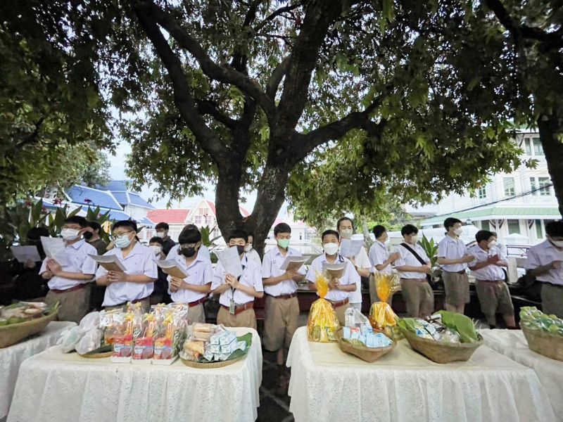 กิจกรรมทำบุญตักบาตรในช่วงเช้า ณ วัดเทพศิรินทราวาส