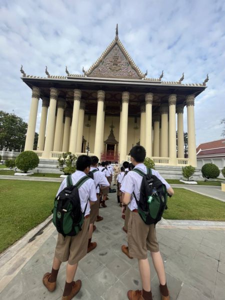 กิจกรรมทำบุญตักบาตรในช่วงเช้า ณ วัดเทพศิรินทราวาส