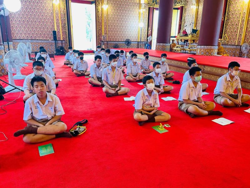 กิจกรรมทำบุญตักบาตรในช่วงเช้า ณ วัดเทพศิรินทราวาส