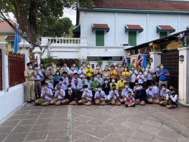กิจกรรมทำบุญตักบาตรในช่วงเช้า ณ วัดเทพศิรินทราวาส