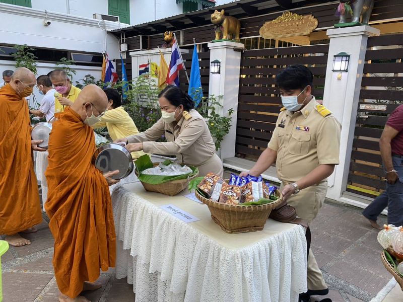 กิจกรรมทำบุญตักบาตรในช่วงเช้า ณ วัดเทพศิรินทราวาส