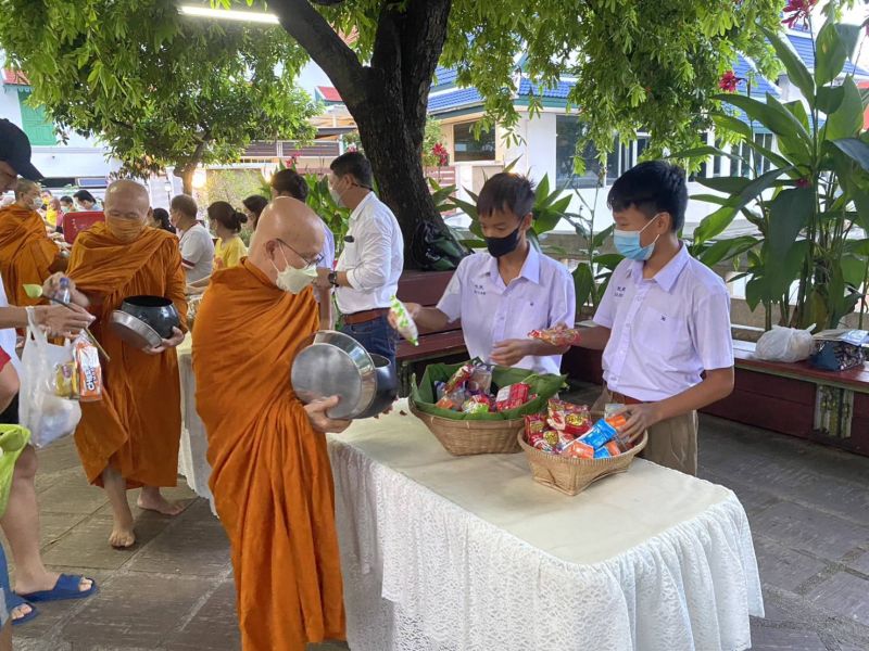 กิจกรรมทำบุญตักบาตรในช่วงเช้า ณ วัดเทพศิรินทราวาส