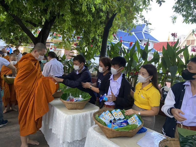 กิจกรรมทำบุญตักบาตรในช่วงเช้า ณ วัดเทพศิรินทราวาส