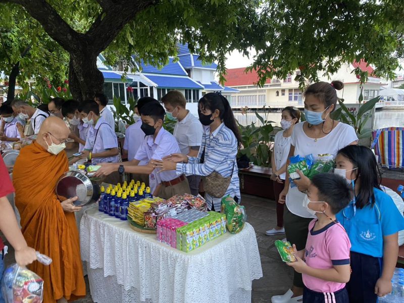 กิจกรรมทำบุญตักบาตรในช่วงเช้า ณ วัดเทพศิรินทราวาส