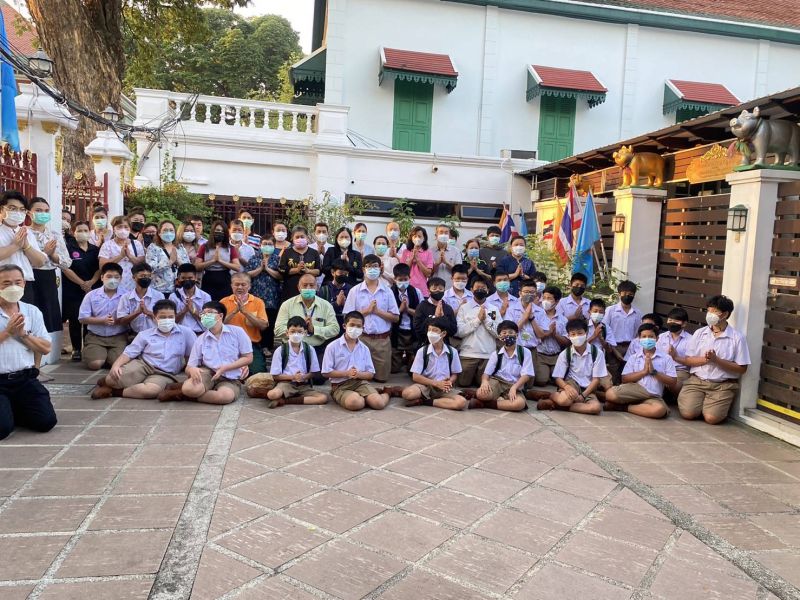 กิจกรรมทำบุญตักบาตรในช่วงเช้า ณ วัดเทพศิรินทราวาส