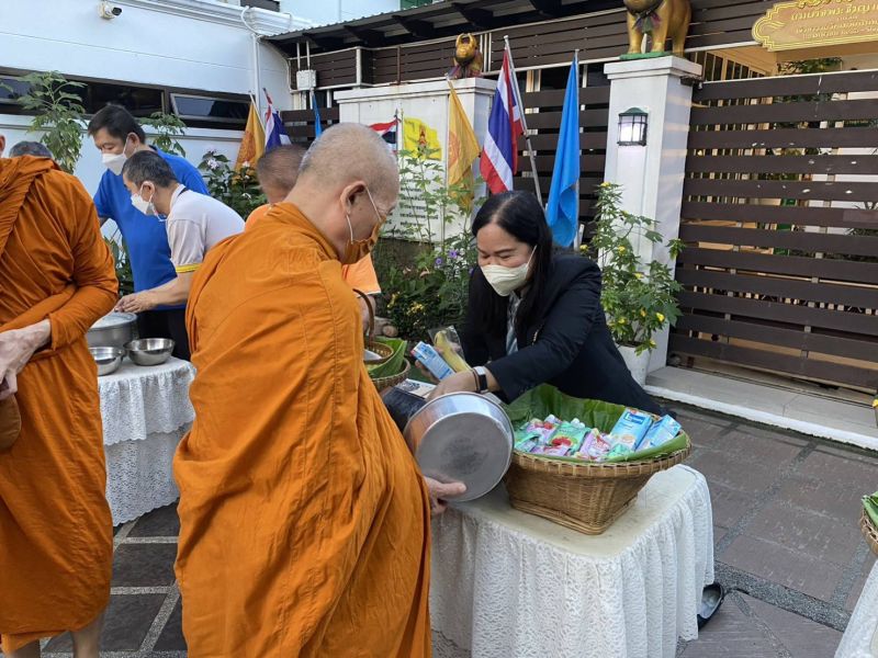 กิจกรรมทำบุญตักบาตรในช่วงเช้า ณ วัดเทพศิรินทราวาส