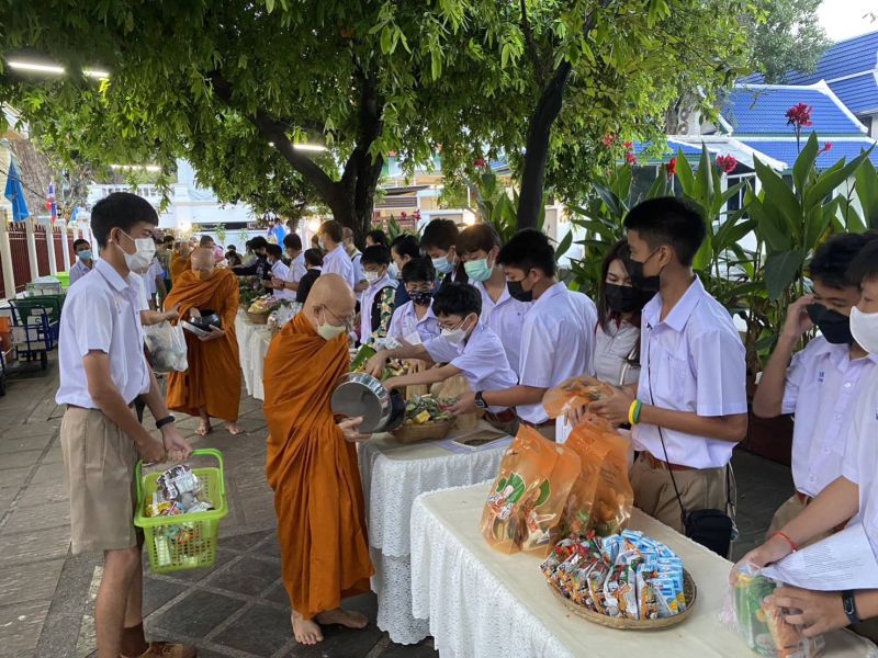 กิจกรรมทำบุญตักบาตรในช่วงเช้า ณ วัดเทพศิรินทราวาส