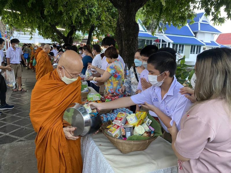 กิจกรรมทำบุญตักบาตรในช่วงเช้า ณ วัดเทพศิรินทราวาส